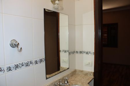 Casa de condomínio para alugar com 330m², 5 quartos e 6 vagasBanheiro da Suíte