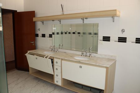 Casa de condomínio para alugar com 330m², 5 quartos e 6 vagasBanheiro da Suíte 3