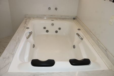 Casa de condomínio para alugar com 330m², 5 quartos e 6 vagasBanheiro da Suíte 3