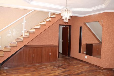 Casa de condomínio para alugar com 330m², 5 quartos e 6 vagasSala