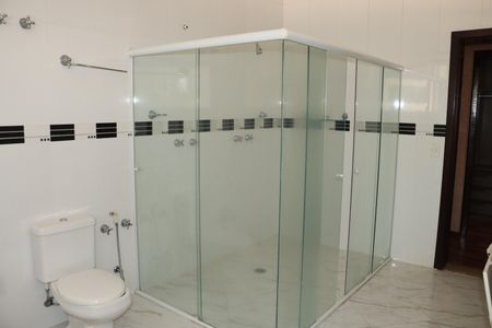 Casa de condomínio para alugar com 330m², 5 quartos e 6 vagasBanheiro da Suíte 3