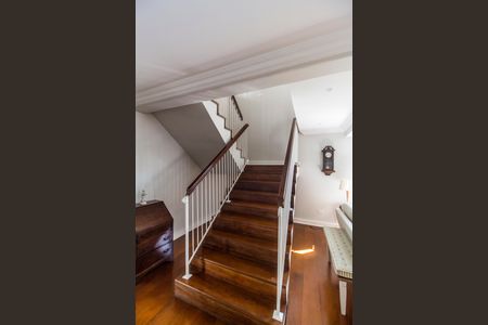 Casa de condomínio à venda com 645m², 4 quartos e 3 vagasEscada