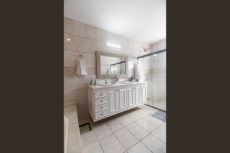 Casa de condomínio à venda com 645m², 4 quartos e 3 vagasBanheiro da Suíte 1