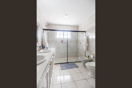 Casa de condomínio à venda com 645m², 4 quartos e 3 vagasBanheiro da Suíte 1