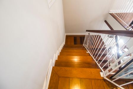 Casa de condomínio à venda com 645m², 4 quartos e 3 vagasEscada