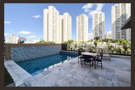 Apartamento à venda com 137m², 3 quartos e 3 vagas Apartamento à venda com 137m², 3 quartos e 3 vagasÁrea comum - Piscina