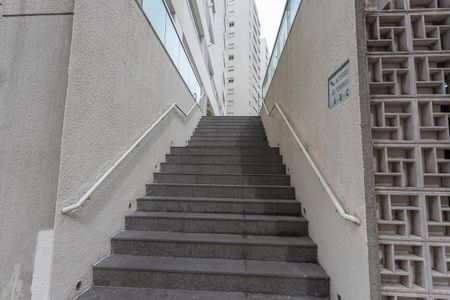 Apartamento à venda com 105m², 3 quartos e 2 vagas Apartamento à venda com 105m², 3 quartos e 2 vagasEscada entre blocos