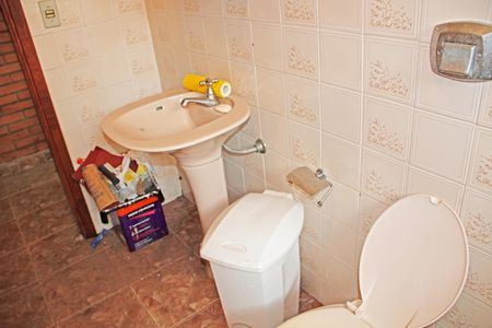 Casa de condomínio para alugar com 840m², 3 quartos e 4 vagasBanheiro de Serviço