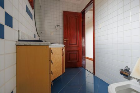 Casa de condomínio para alugar com 300m², 5 quartos e 2 vagasBanheiro Corredor