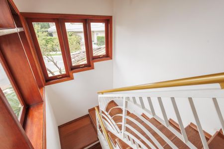 Casa de condomínio para alugar com 300m², 5 quartos e 2 vagasEscada de acesso ao primeiro andar