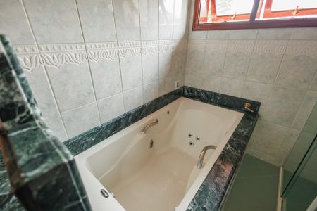 Casa de condomínio para alugar com 300m², 5 quartos e 2 vagasBanheiro da Suíte