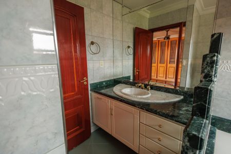 Casa de condomínio para alugar com 300m², 5 quartos e 2 vagasBanheiro da Suíte