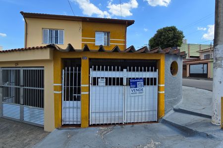 Casa à venda com 144m², 2 quartos e 2 vagas Casa à venda com 144m², 2 quartos e 2 vagasFachada