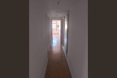 Corredor de apartamento para alugar com 3 quartos, 130m² em Petrópolis, Porto Alegre