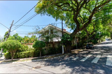 Casa à venda com 510m², 5 quartos e 6 vagas Casa à venda com 510m², 5 quartos e 6 vagasFachada