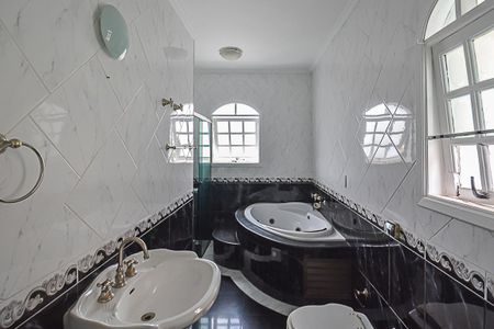 Casa de condomínio à venda com 510m², 4 quartos e 5 vagasBanheiro da Suíte 4