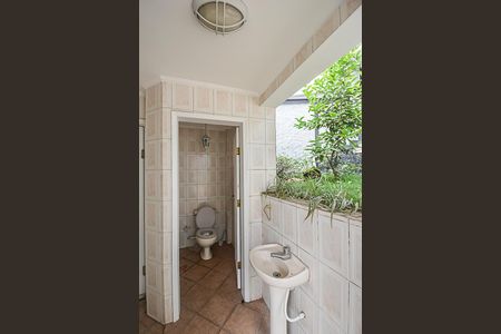 Casa de condomínio à venda com 510m², 4 quartos e 5 vagasBanheiro de serviço 3