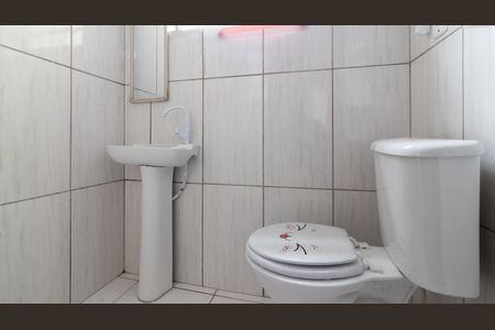 Banheiro Social de casa para alugar com 1 quarto, 35m² em Vila Paranagua, São Paulo