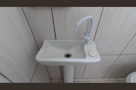 Banheiro Social de casa para alugar com 1 quarto, 35m² em Vila Paranagua, São Paulo