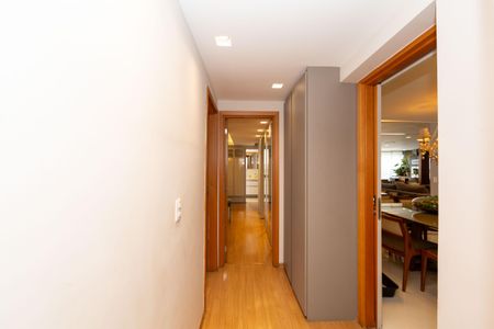 Apartamento à venda com 147m², 4 quartos e 4 vagasCORREDOR