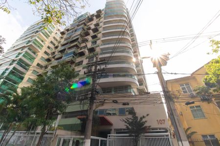 Apartamento à venda com 120m², 3 quartos e 1 vaga Apartamento à venda com 120m², 3 quartos e 1 vagaFachada