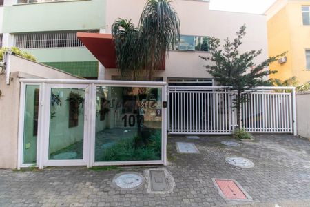 Apartamento à venda com 120m², 3 quartos e 1 vaga Apartamento à venda com 120m², 3 quartos e 1 vagaFachada