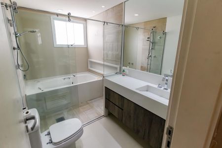 Apartamento à venda com 184m², 4 quartos e 3 vagasBanheiro da Suíte 2