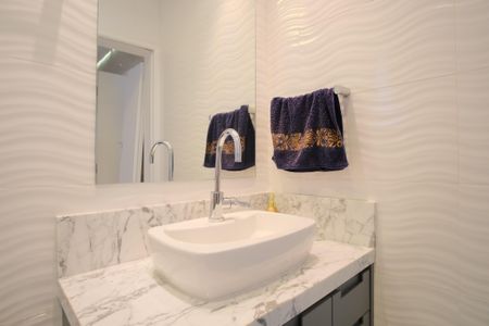 Casa à venda com 320m², 4 quartos e 7 vagasBanheiro da Suíte 2