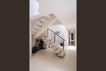 Casa à venda com 320m², 4 quartos e 7 vagasEscada