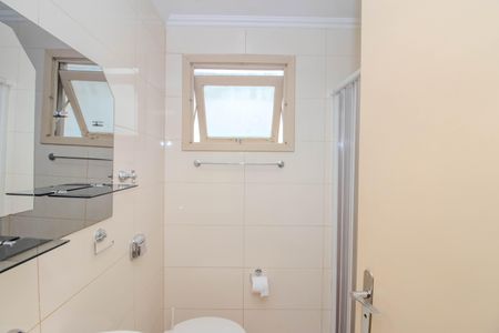 Banheiro de apartamento à venda com 1 quarto, 56m² em Passo D’areia, Porto Alegre