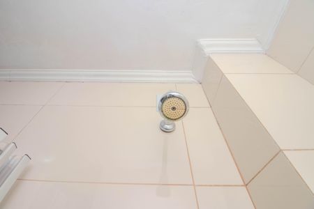 Banheiro de apartamento à venda com 1 quarto, 56m² em Passo D’areia, Porto Alegre