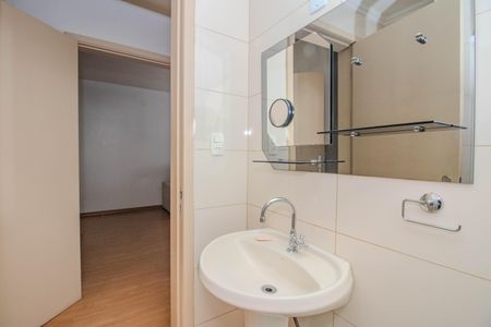 Banheiro de apartamento à venda com 1 quarto, 56m² em Passo D’areia, Porto Alegre
