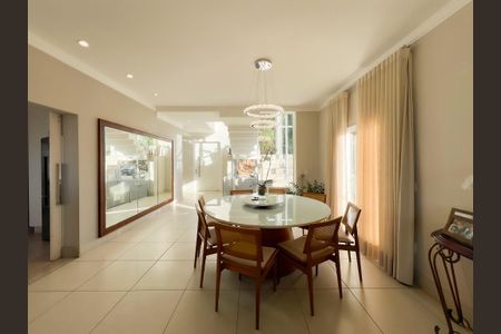 Casa de condomínio para alugar com 345m², 5 quartos e 5 vagas Casa de condomínio para alugar com 345m², 5 quartos e 5 vagasSala de Jantar