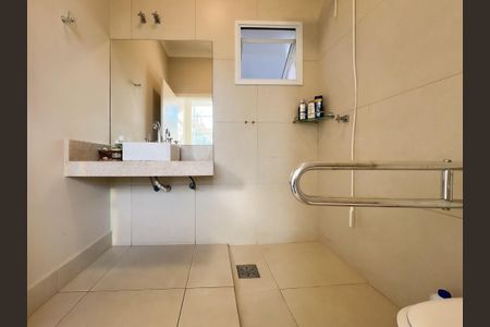 Casa de condomínio para alugar com 345m², 5 quartos e 5 vagas Casa de condomínio para alugar com 345m², 5 quartos e 5 vagasBanheiro da Suíte 5