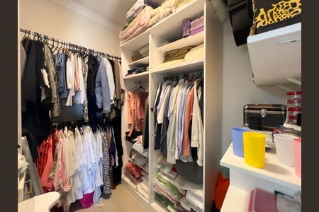 Casa de condomínio para alugar com 345m², 5 quartos e 5 vagas Casa de condomínio para alugar com 345m², 5 quartos e 5 vagasCloset da suíte 1