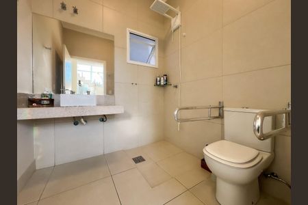 Casa de condomínio para alugar com 345m², 5 quartos e 5 vagas Casa de condomínio para alugar com 345m², 5 quartos e 5 vagasBanheiro da Suíte 5