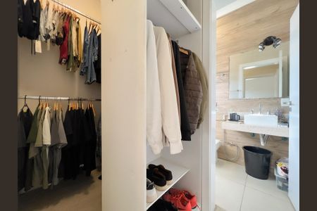 Casa de condomínio para alugar com 345m², 5 quartos e 5 vagas Casa de condomínio para alugar com 345m², 5 quartos e 5 vagasCloset da Suíte 3