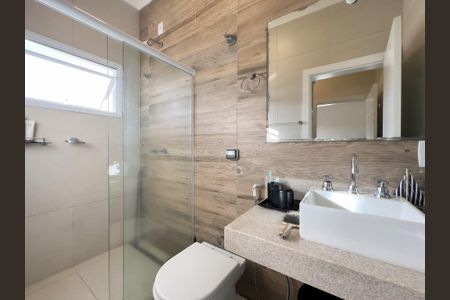 Casa de condomínio para alugar com 345m², 5 quartos e 5 vagas Casa de condomínio para alugar com 345m², 5 quartos e 5 vagasBanheiro da Suíte 3