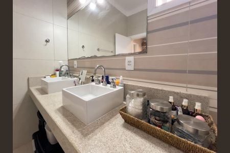 Casa de condomínio para alugar com 345m², 5 quartos e 5 vagas Casa de condomínio para alugar com 345m², 5 quartos e 5 vagasBanheiro da Suíte 1