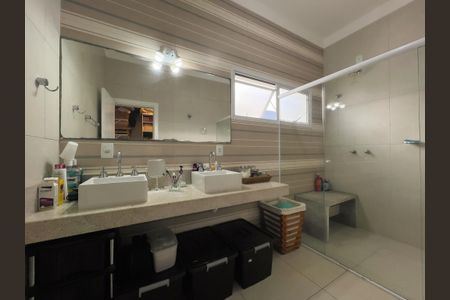 Casa de condomínio para alugar com 345m², 5 quartos e 5 vagas Casa de condomínio para alugar com 345m², 5 quartos e 5 vagasBanheiro da Suíte 1