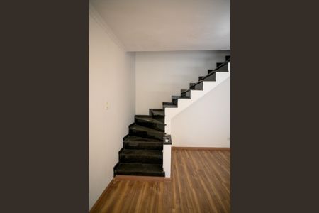 Escada de casa para alugar com 3 quartos, 152m² em Bosque da Saúde, São Paulo