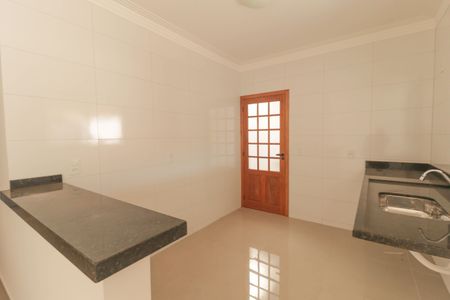 Casa à venda com 100m², 3 quartos e 2 vagas Casa à venda com 100m², 3 quartos e 2 vagasCozinha e Área de Serviço