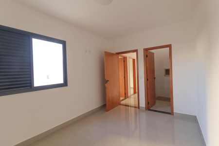 Casa à venda com 100m², 3 quartos e 2 vagas Casa à venda com 100m², 3 quartos e 2 vagasSuíte