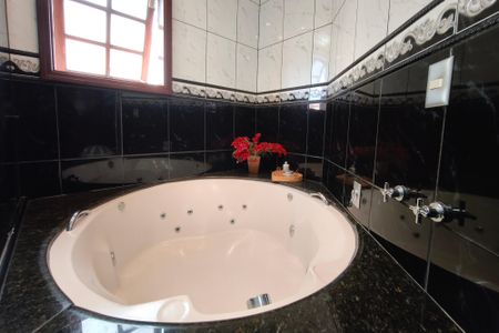 Casa para alugar com 287m², 4 quartos e 4 vagas Casa para alugar com 287m², 4 quartos e 4 vagasBanheiro Suíte