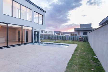 Casa de condomínio à venda com 410m², 4 quartos e 6 vagasÁrea externa