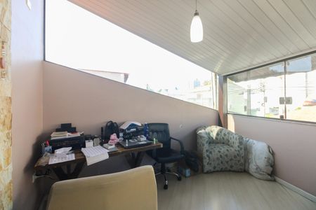 Casa à venda com 180m², 2 quartos e 2 vagasVaranda - Sala 