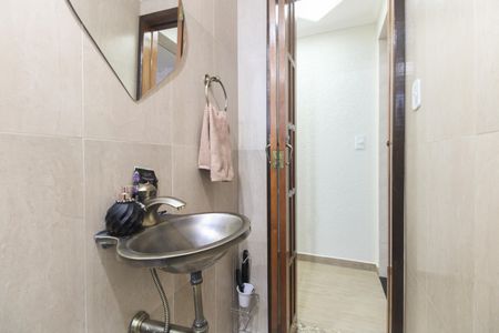 Casa à venda com 180m², 2 quartos e 2 vagasBanheiro Social 