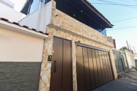 Casa à venda com 180m², 2 quartos e 2 vagasFachada 