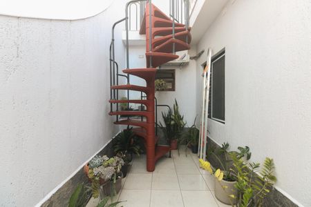 Casa à venda com 180m², 2 quartos e 2 vagasQuintal Lateral 