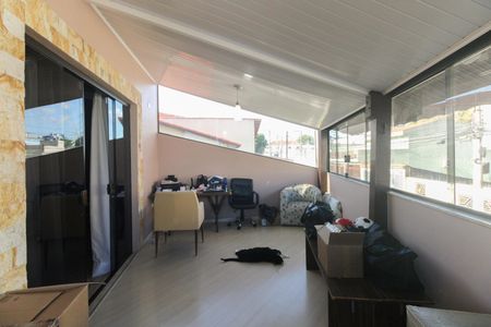 Casa à venda com 180m², 2 quartos e 2 vagasVaranda - Sala 